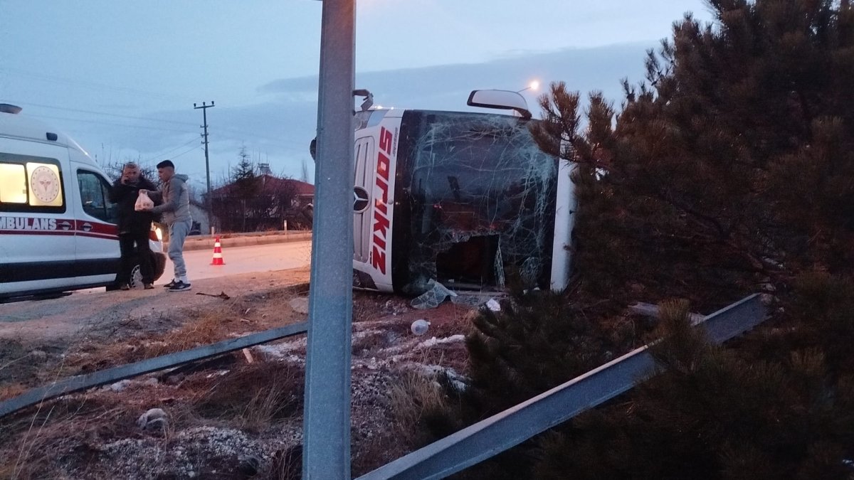 Burdur'da yolcu otobüsü devrildi: 12 yaralandı