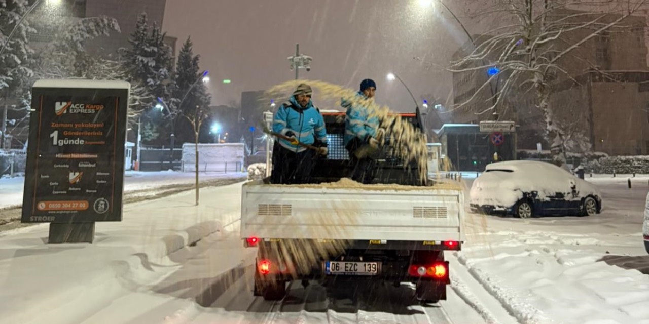 Gaziantep Büyükşehir karla mücadele çalışmalarını gece boyu sürdürdü