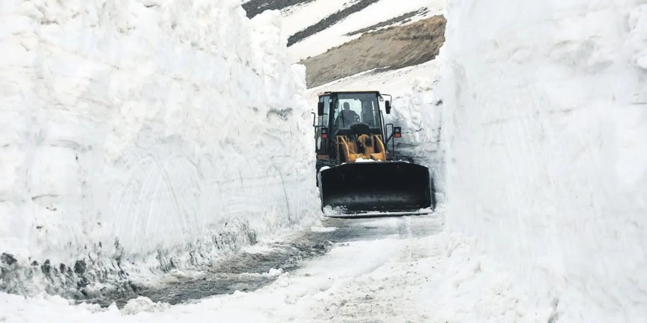 Kar tüm yurdu esir aldı: Yollar kapandı ulaşım durdu