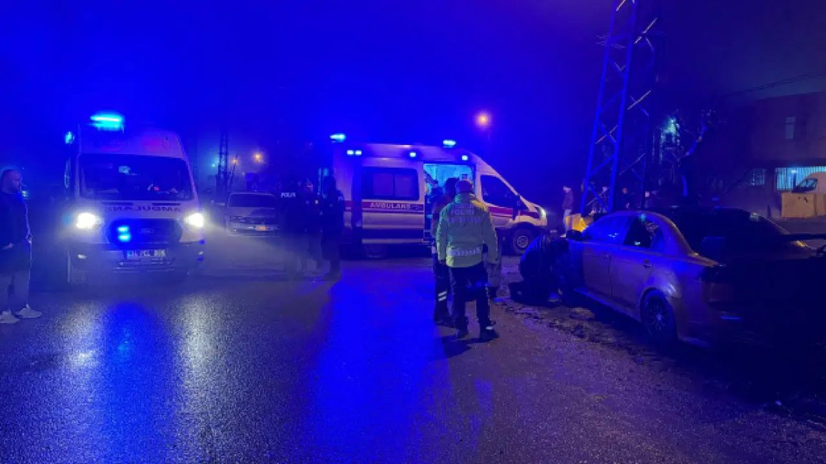 İstanbul’da otomobil elektrik direğine çarptı: 5 yaralı