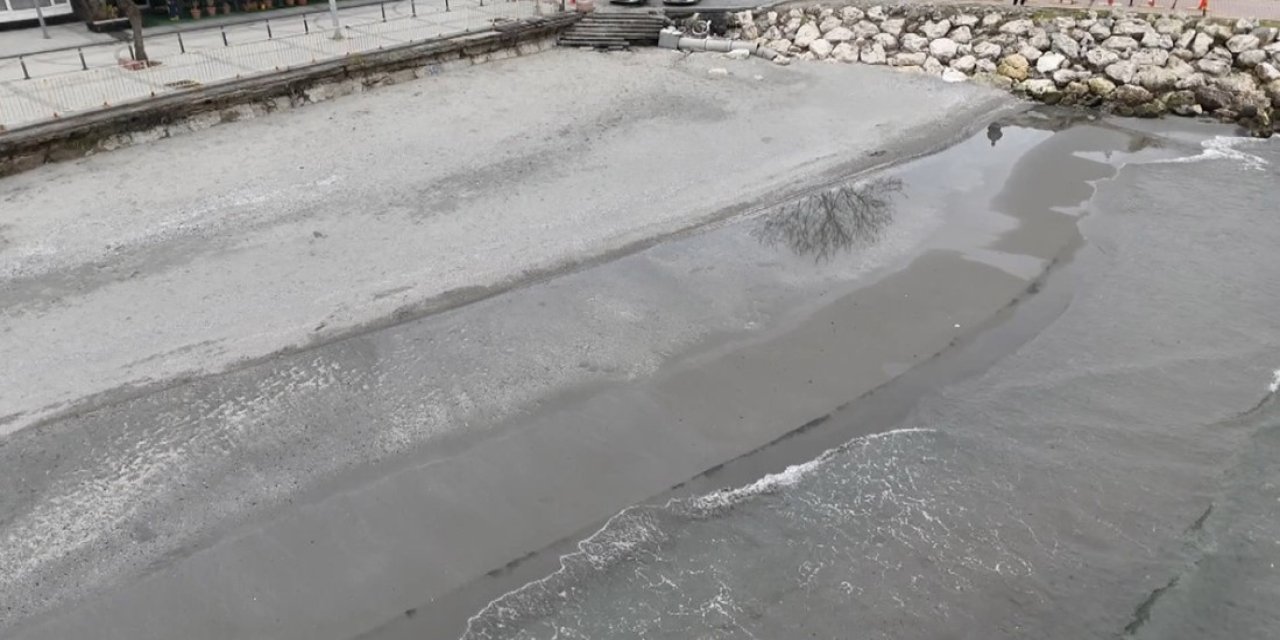 İstanbul sahillerinde şaşırtan görüntü: Deniz çekildi, kum adacıkları ortaya çıktı