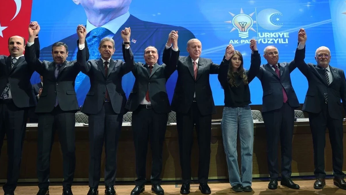 4 belediye başkanı AK Parti'ye geçti: Rozetlerini Cumhurbaşkanı Erdoğan taktı