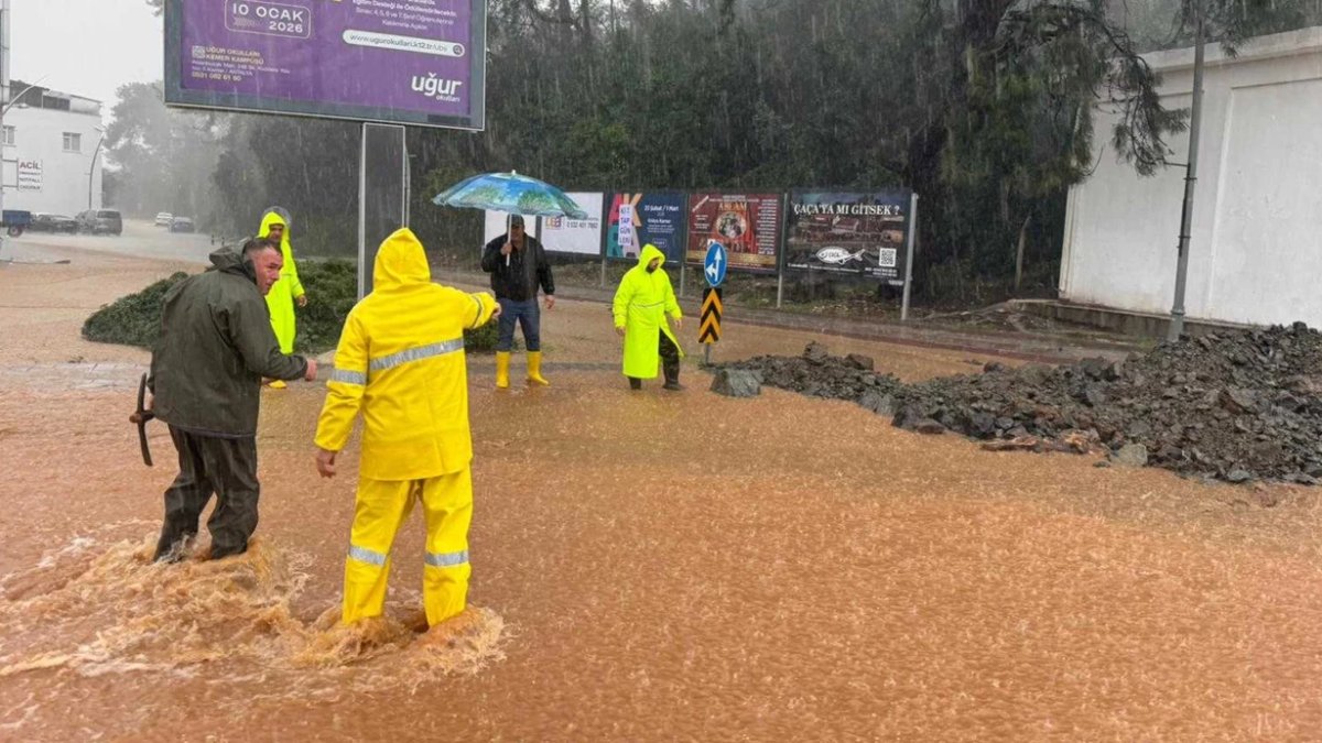 Antalya’da fırtına, sel ve hortum vurdu