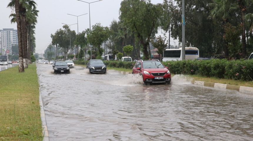 Hatay'ı sağanak vurdu: Yollar göle döndü