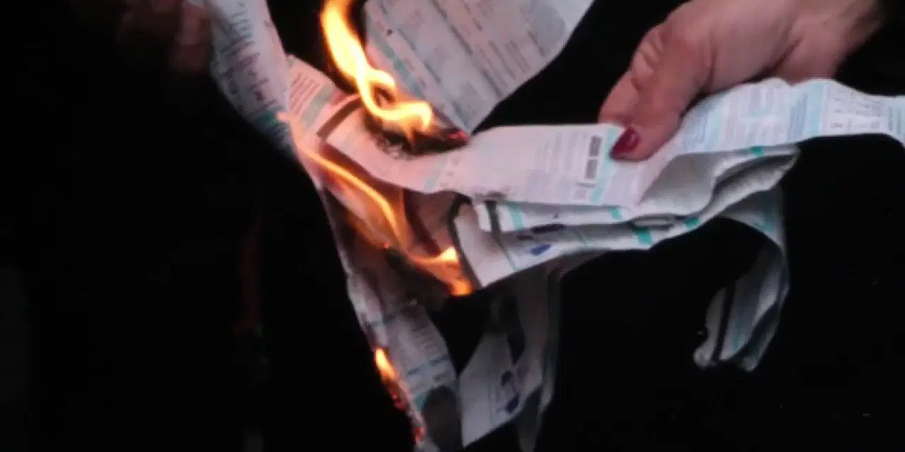 Elektrik faturalarında yüzde 124 zam yapıldı: Vatandaşlar faturaları yakarak tepki gösterdi