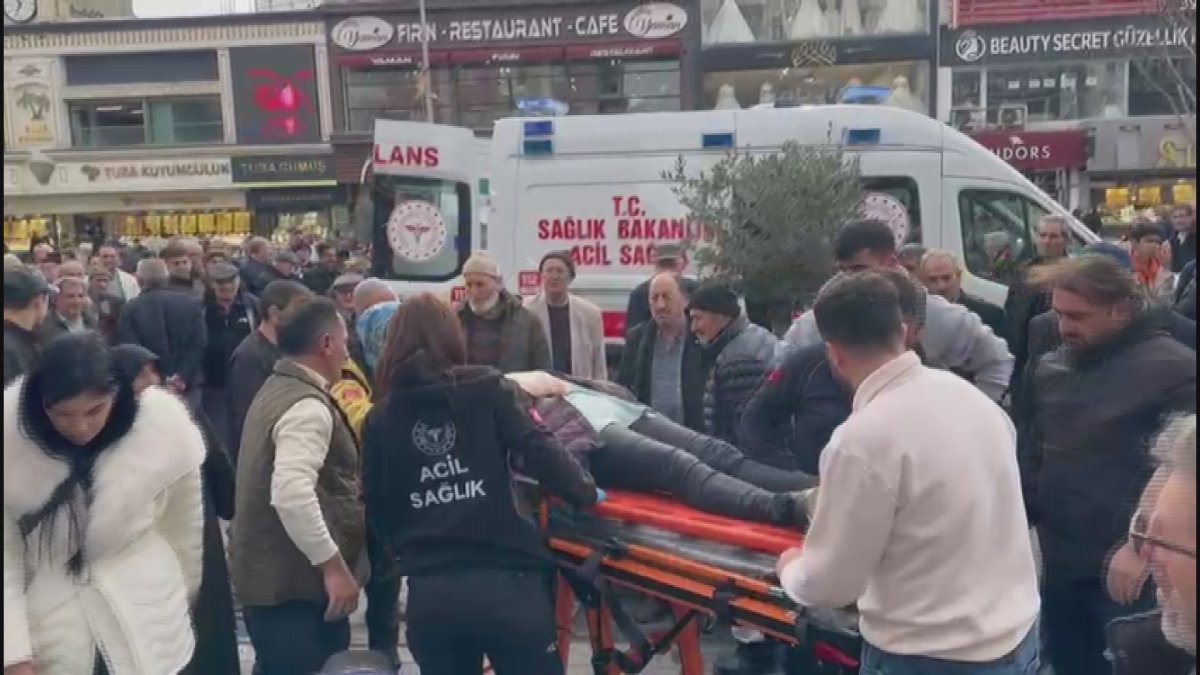 Sultanbeyli’de yaya kazası kamerada: Otomobilin çarptığı kadın takla attı