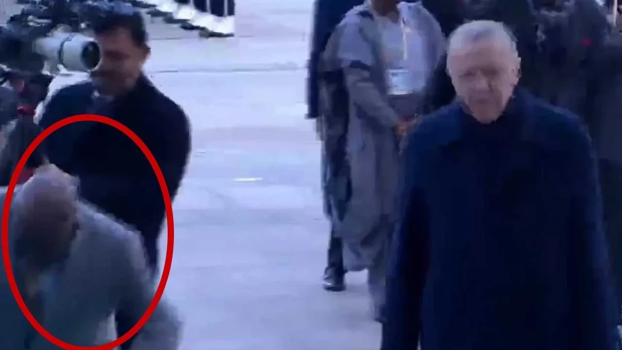 Nijerya Cumhurbaşkanı Beştepe'de Erdoğan ile yürürken yere düştü