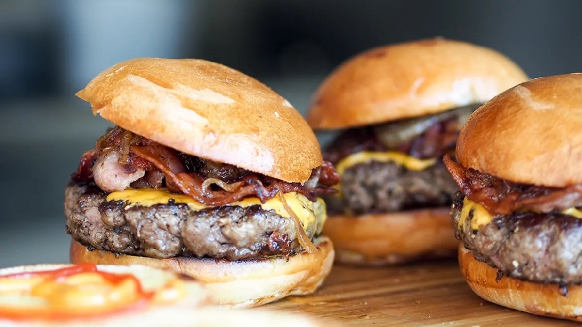 Hamburgerci kapısına şifre koydu, referansla müşteri kabul etti: Bakanlık harekete geçti