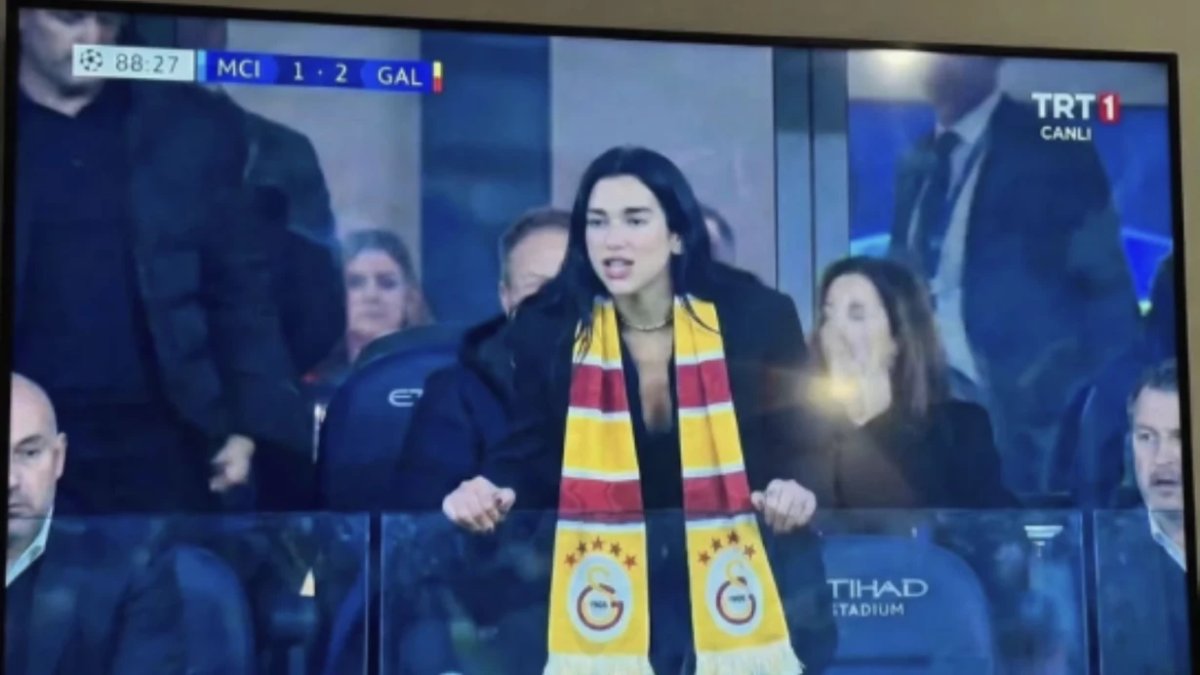 Çağlar Ertuğrul’un “Galatasaray atkılı Dua Lipa” paylaşımı