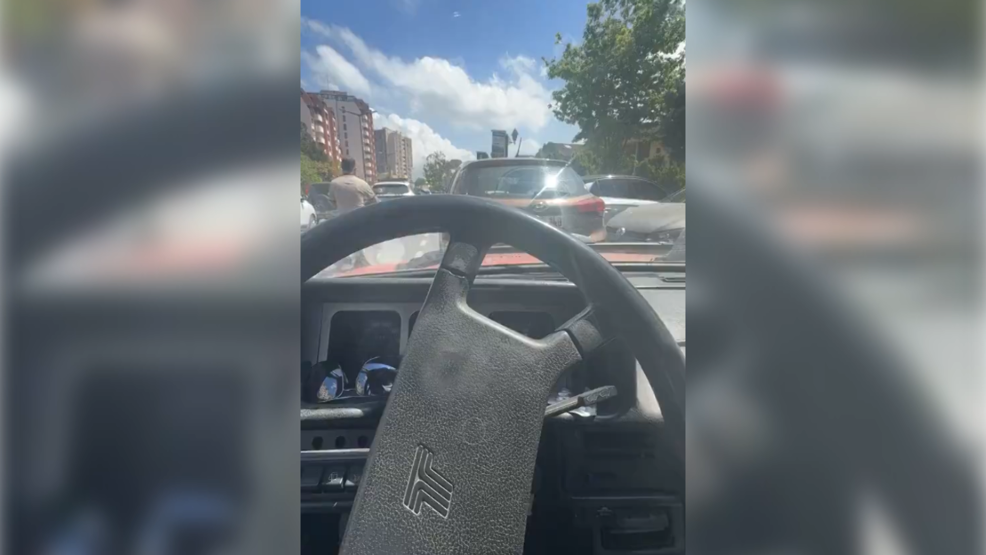 Garip olay: Anahtarı üzerinde otomobilini öylece bıraktı