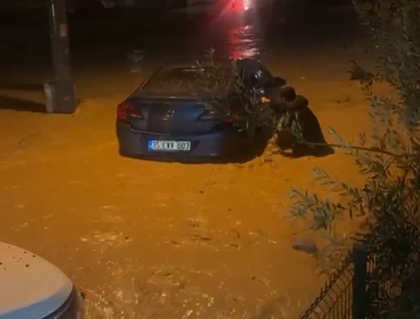 İzmir'de fırtına ve sel hayatı felç etti