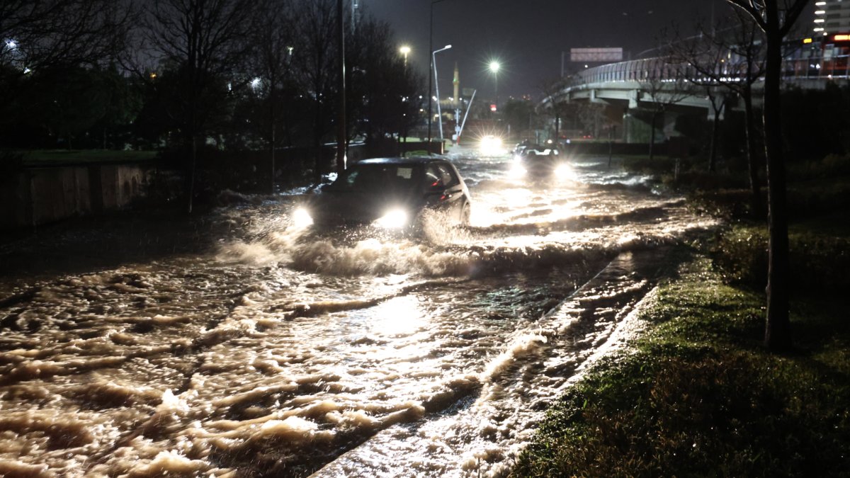İzmir'i sağanak vurdu! Hayatı felç etti: Yollar göle döndü