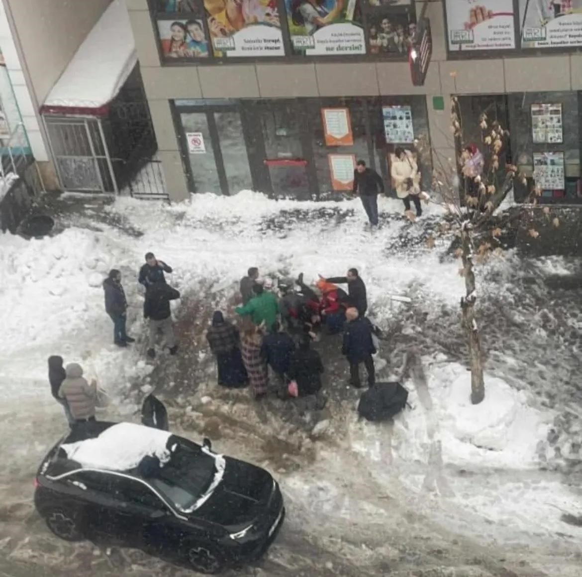 Çatıdan düşen kar can aldı