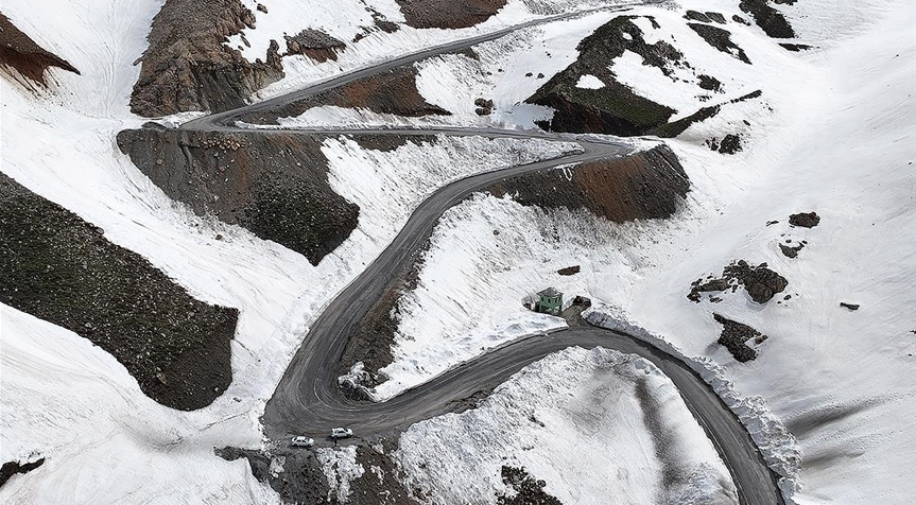 Van-Bahçesaray karayolu ulaşıma açıldı