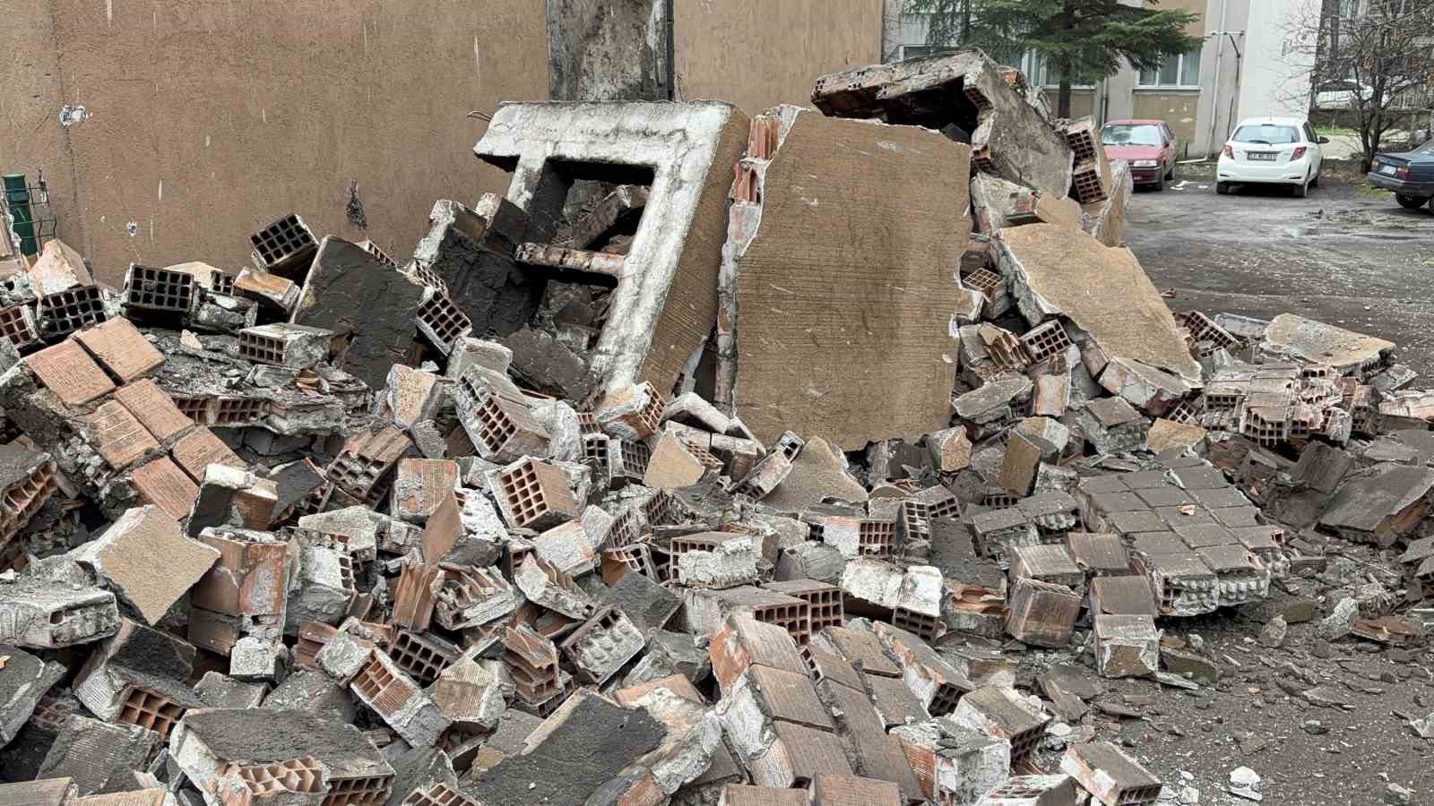 Edirne'de sağanakta baca çöktü