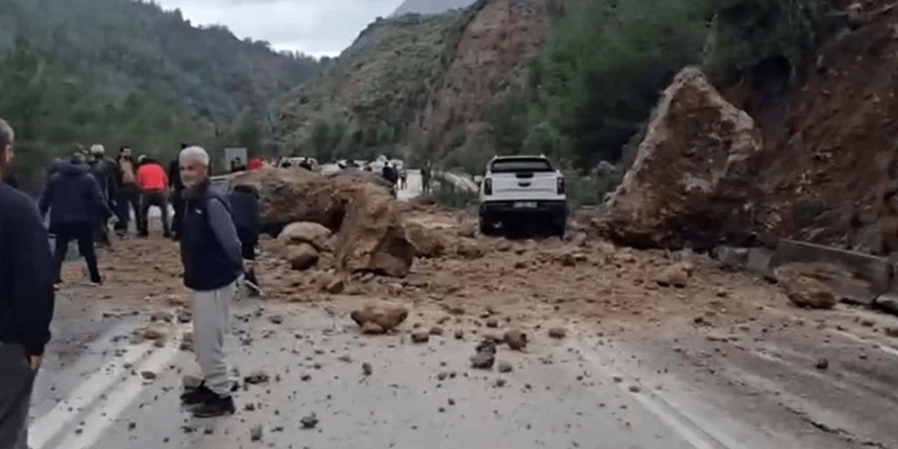 Heyelan korkuttu: Dev kayalar yolu kapattı, sürücüler seferber oldu