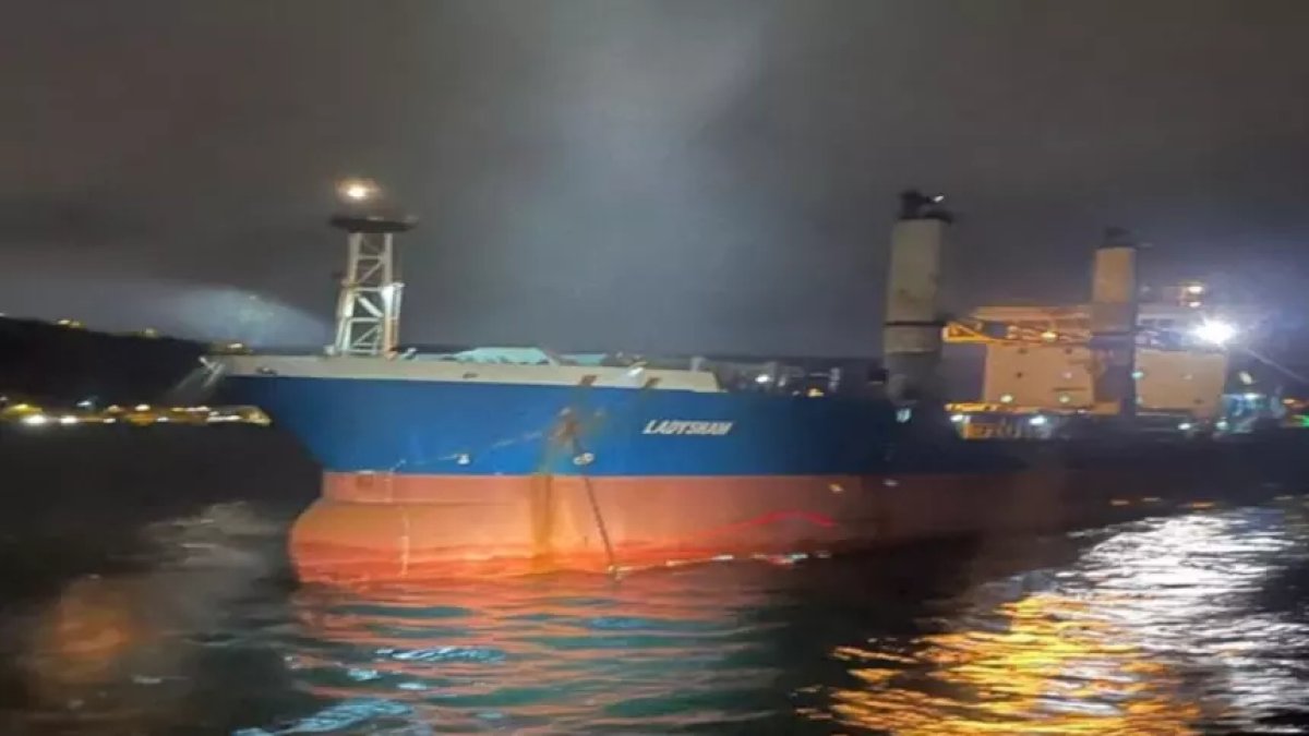 İstanbul Boğazı’nda panik anları: Sürüklenen kuru yük gemisi kurtarıldı