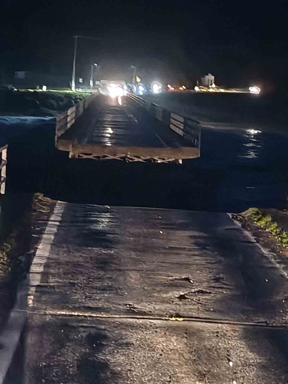 Sel felaketi: Köprü ikiye bölündü