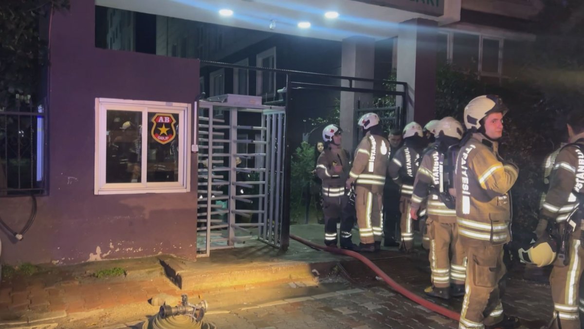 Esenyurt'ta 14 katlı binada yangın: 4 kişi dumandan etkilendi