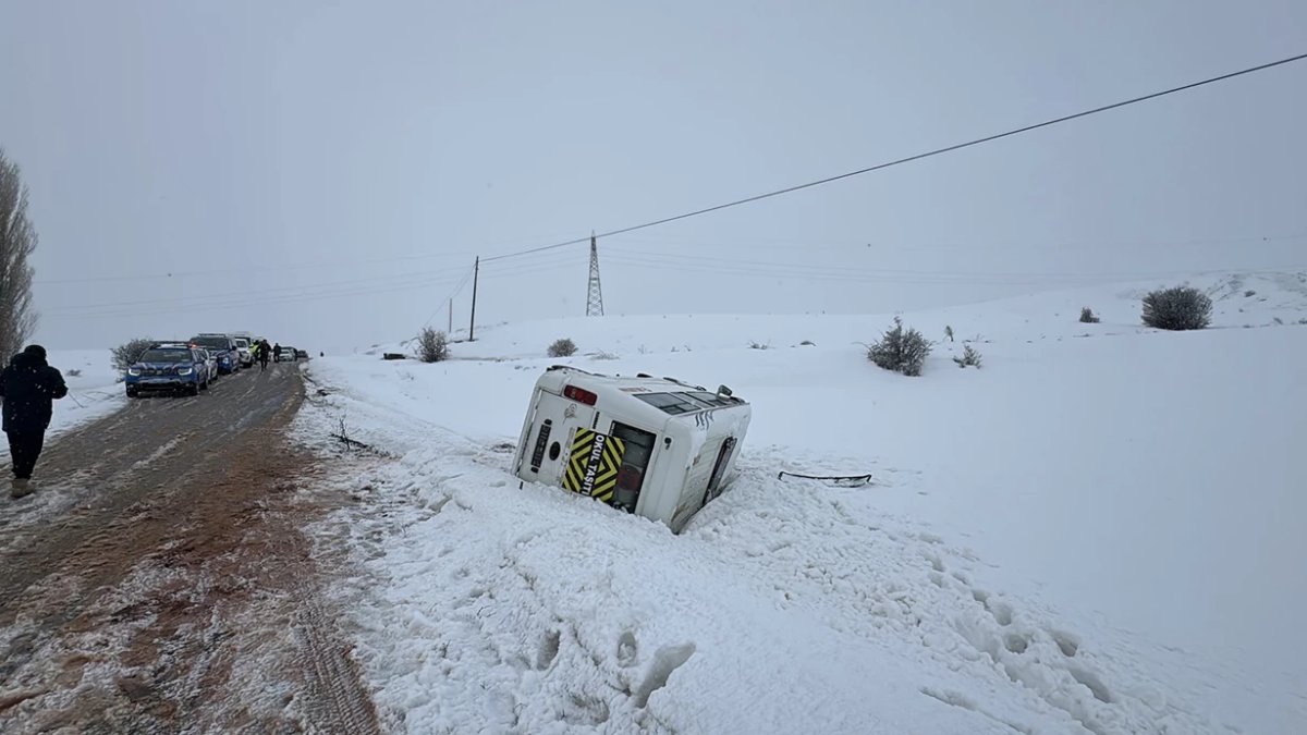 Sivas’ta öğrenci servisi kazası: 10 kişi yaralandı
