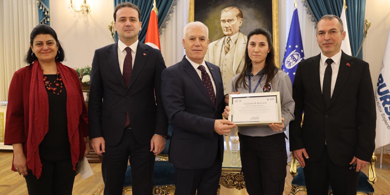 Bursa’da güvenlik görevlisi Fatma Yılmaz’a teşekkür belgesi