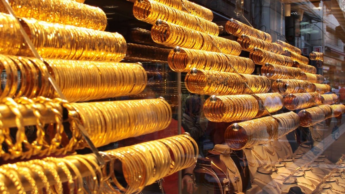 Altın ve gümüşte sert düşüş: Kuyumcularda alım kuyruğu