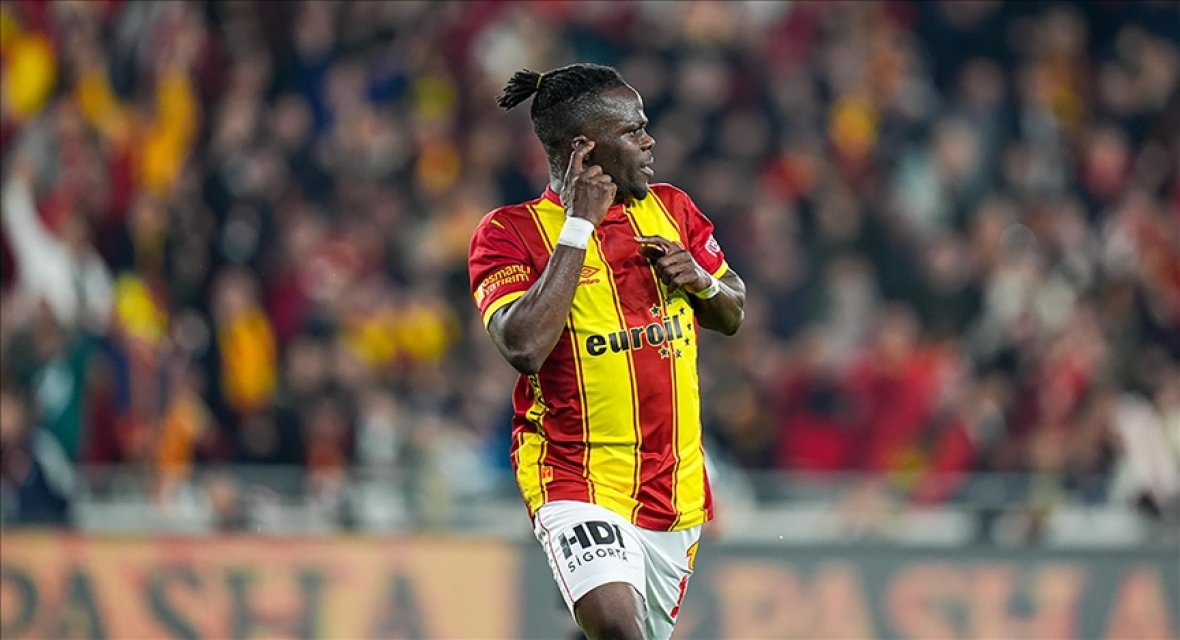 Kartal’ın yeni yıldızı İstanbul’a indi: Junior imzaya geldi