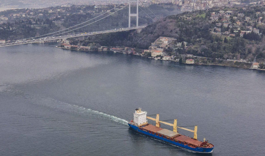 İstanbul Boğazı'nda gemi trafiği askıya alındı