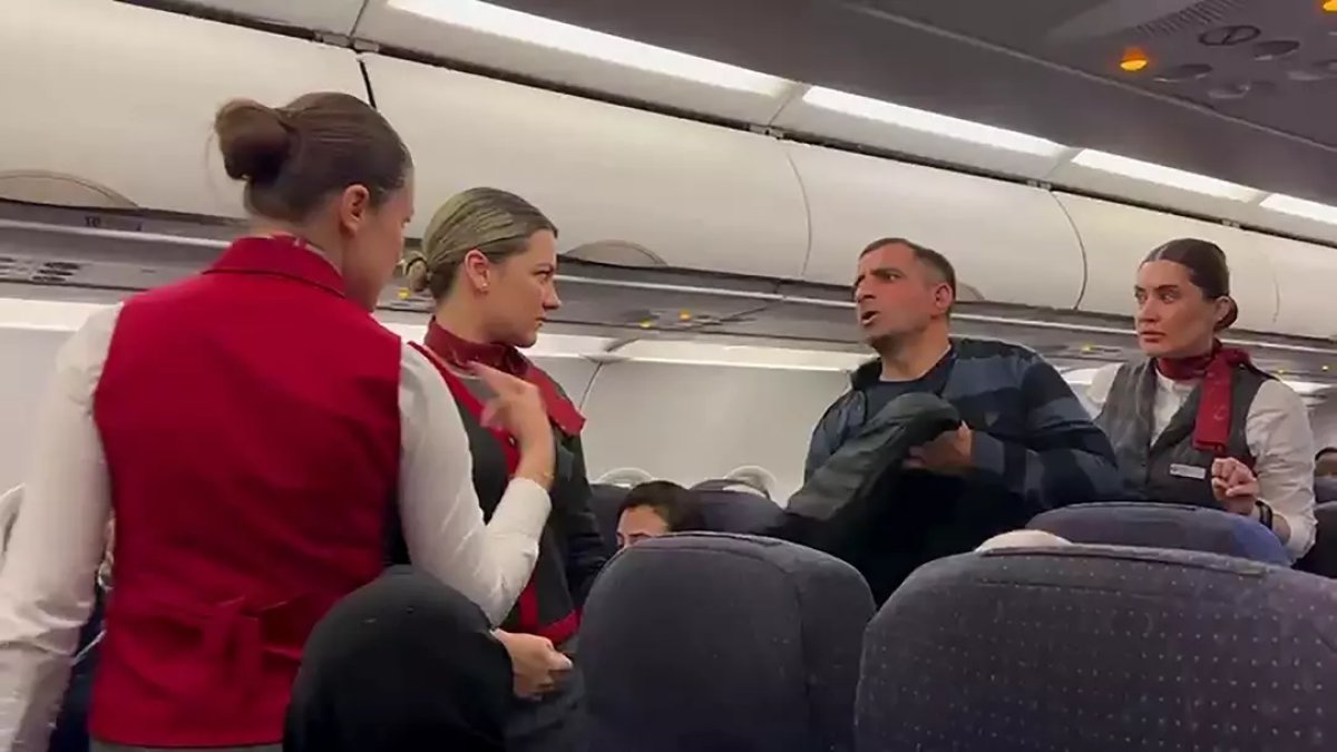 Uçakta rahatsızlandı: Diğer yolculardan helallik istedi