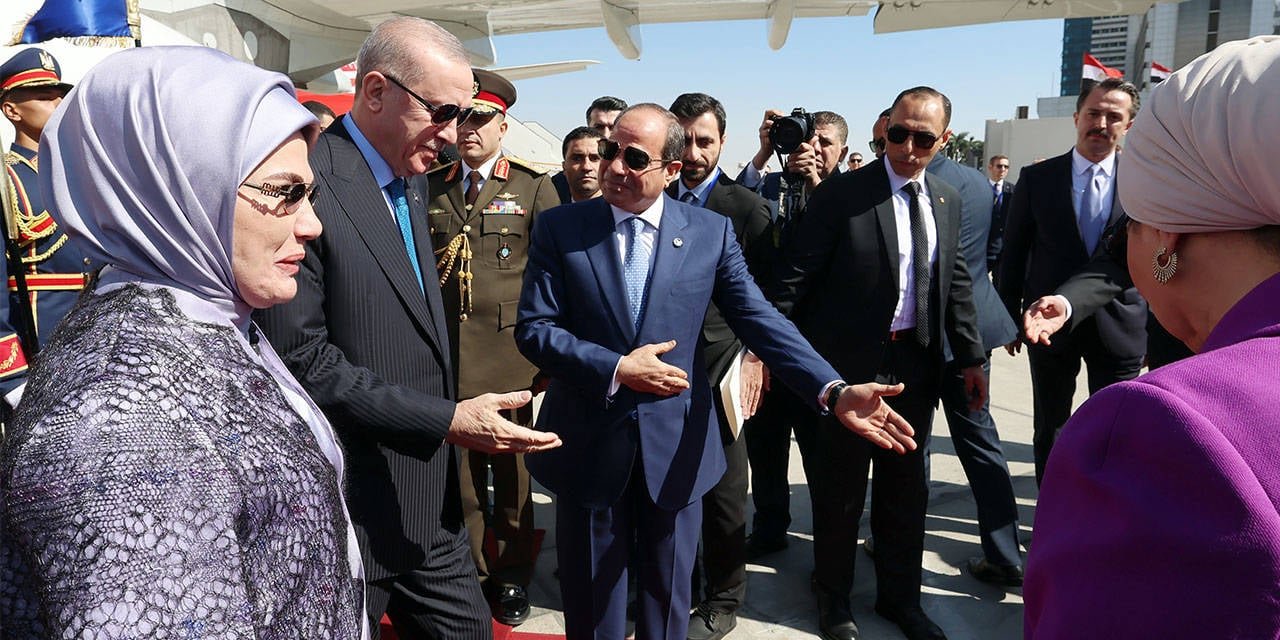 Erdoğan Mısır'a gitti: Havalimanında Sisi karşılandı