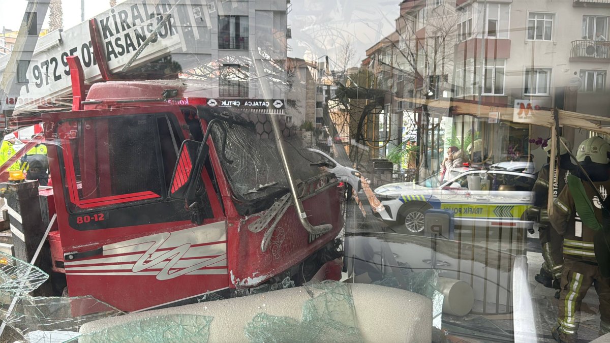 Büyükçekmece'de vinç diş polikliniğine daldı: Yaralılar var