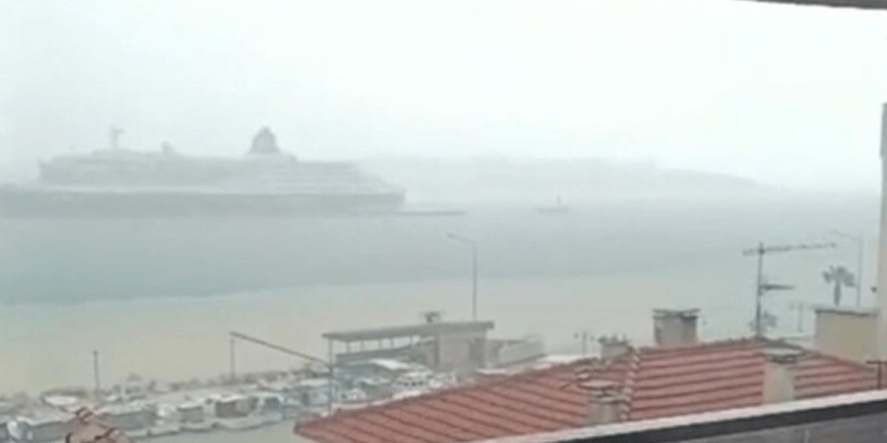 Sağanak Çeşme’yi teslim aldı: Yollar kapandı, deniz çamura döndü