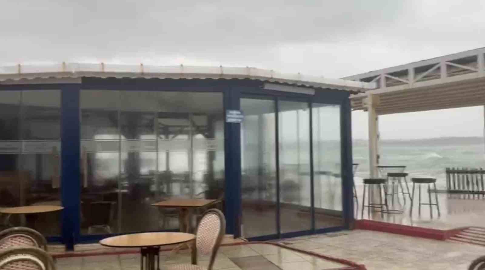 Didim'de fırtına: Deniz taştı