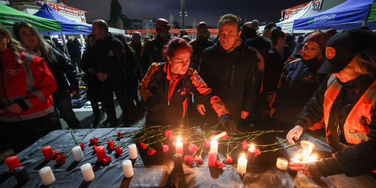 Bakırköy’de 6 Şubat depremlerinde hayatını kaybedenler için sessiz anma