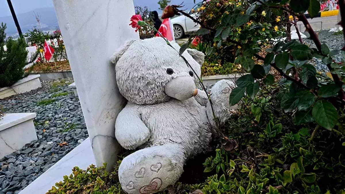 6 Şubat depremlerinin 3. yılı: Gözyaşları mezarlıkların başında aktı