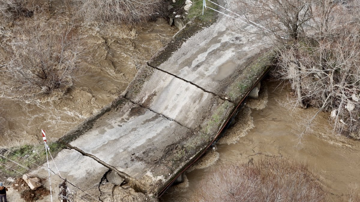 Muğla'da şiddetli sağanak: Köprü çöktü