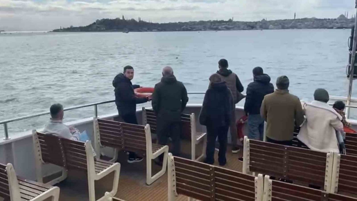 İstanbul Boğazı’nda korku dolu anlar: Vapurdan denize atladı, son anda kurtarıldı