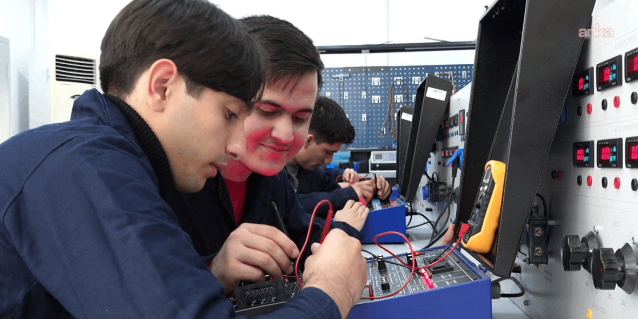 Üniversitelerde uzun dönem staj başlıyor: 7 ilde pilot uygulama