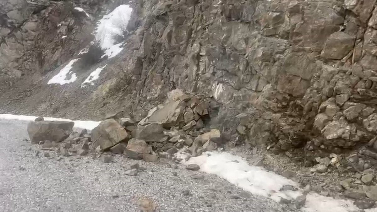 Erzincan’da 4,9 büyüklüğünde deprem: Dev kayalar yola savruldu