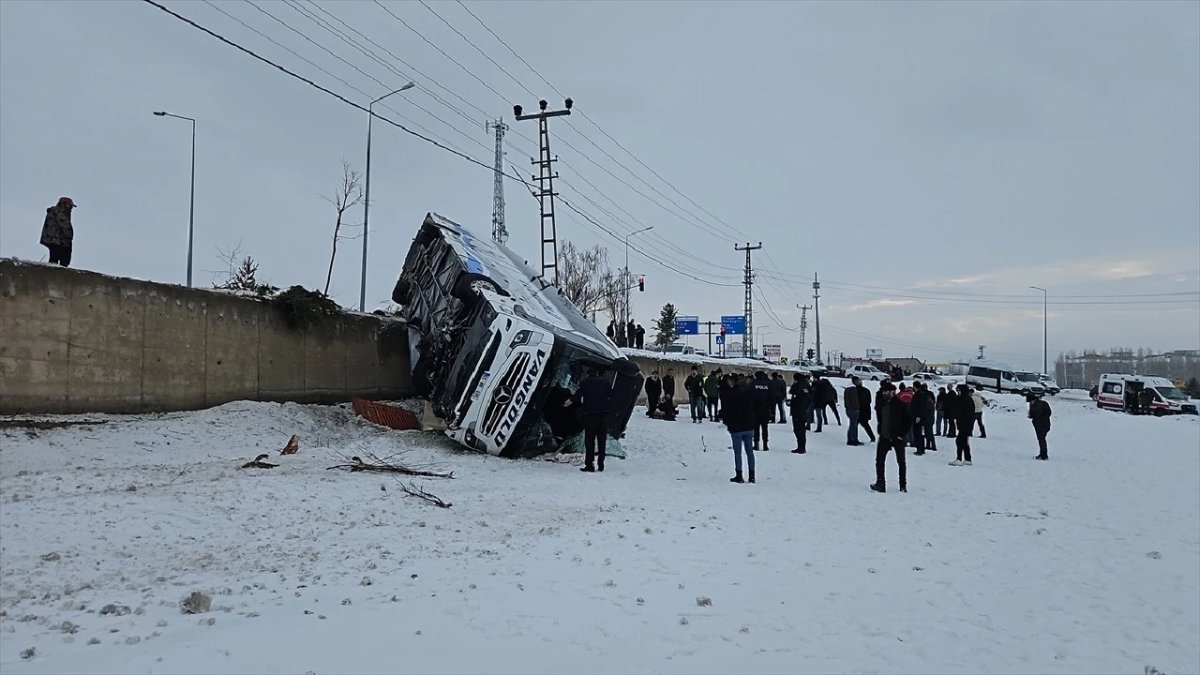 Ağrı'da yolcu otobüsü devrildi: Yaralılar var