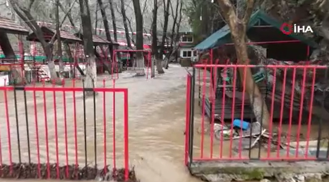 Alanya’da çay taştı: İşletmeleri su bastı