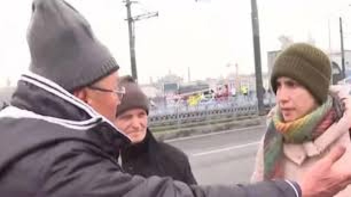 Galata Köprüsü’nde balık kavgası: Vegan kadın, balıkları denize döktü