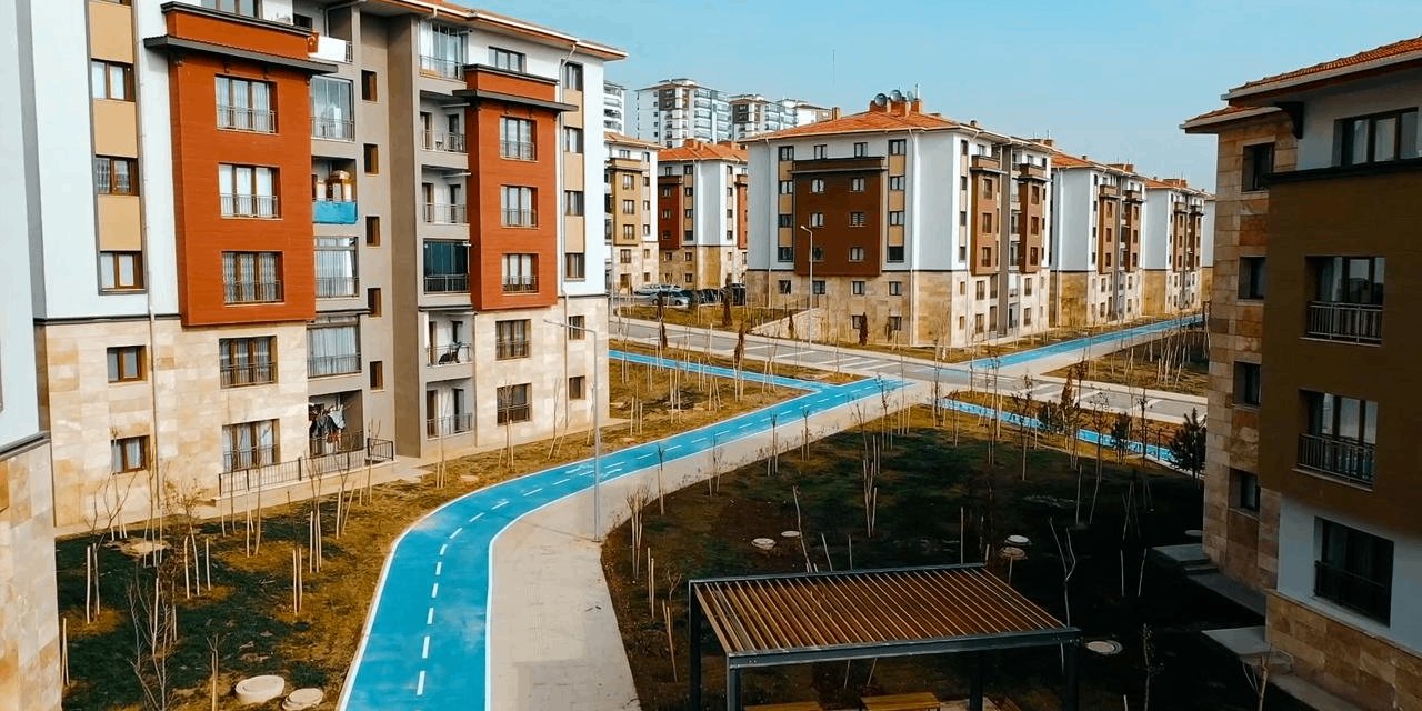 Bir ilde ev fiyatları uçtu: 2+1 daireler 8 milyon TL'ye çıktı! Arsaları işaret edip ev sahiplerine seslendi