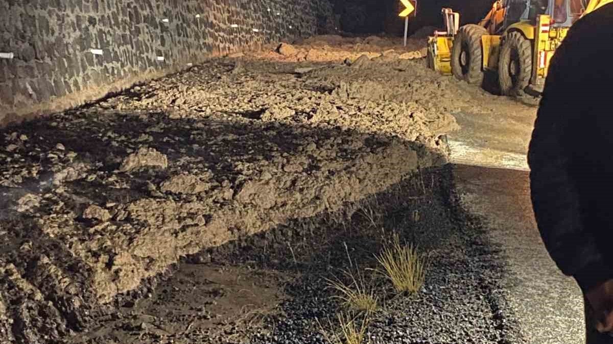 Bolu–Seben yolunda heyelan: Ulaşım çift yönlü durduruldu