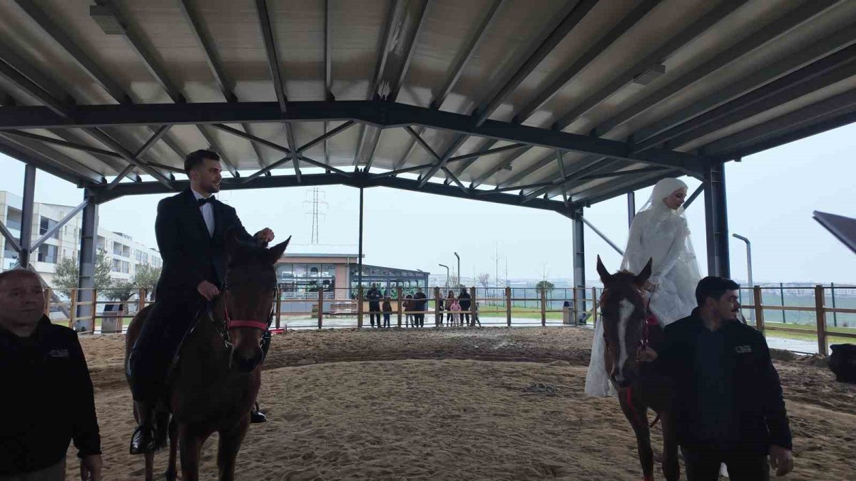 Dünyaevine at üstünde girdiler