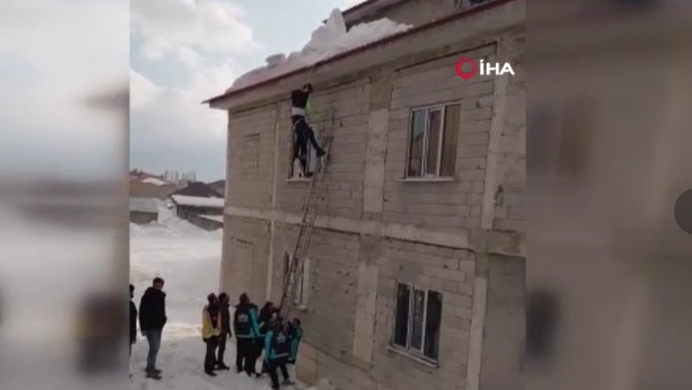 Çatıda asılı kaldı zor kurtuldu