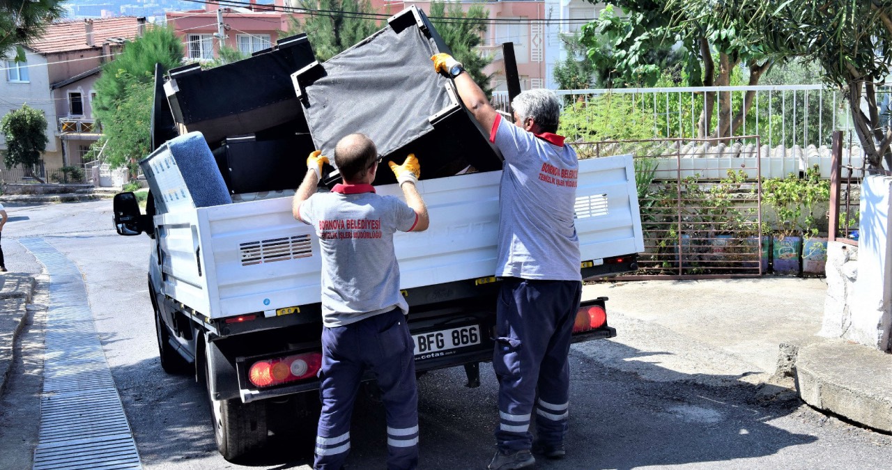 Bornova Belediyesi’nden sel mağdurlarına askıda eşya desteği