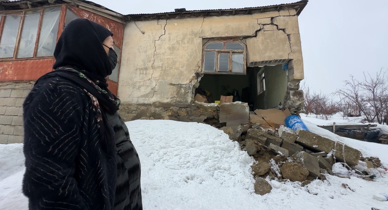 Yüksekova’da kar felaketi: Ev duvarı çöktü