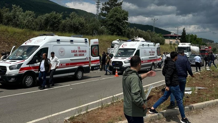 Gaziantep'te kaza: Minibüsle beton mikseri çarpıştı