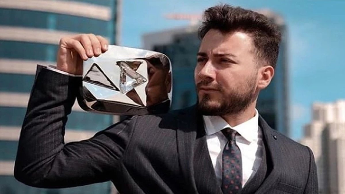 Enes Batur gözaltına alındı